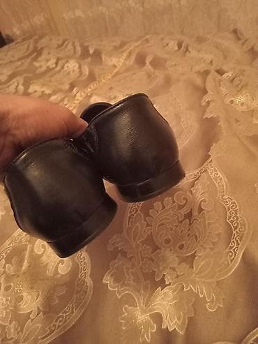 Səndəl və şəp-şüplər: Gencede satilir deri Ferragamo ayaqabi toxuma naxışlı, qara rəng 90azn — 4