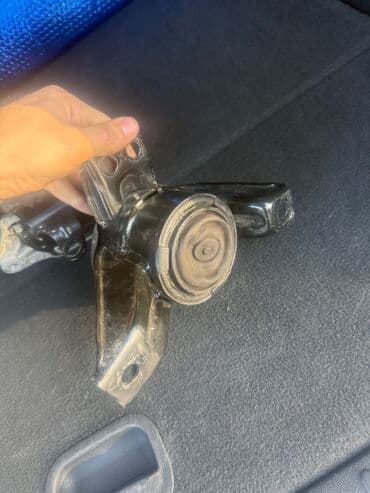 Motor üçün digər detallar: Məhsul: Mühərrik dayağı (pad) – metal korpuslu, rezin amortizatorlu — 1