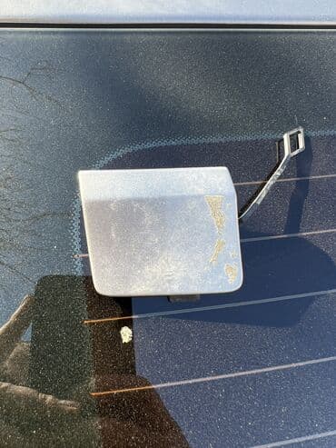 qapi ustu naves: Mercedes w212 kuza üçün buferdə dartıcı olan yerin qapağı — 1