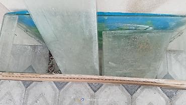 akvaryum qumu: Böyük ölçülü (25*50*80) şüşə akvarium və əlavə şüşə panellər - — 4