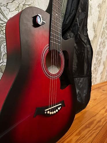Qırmızı-siyah sunburst dizaynlı akustik gitara - Korpus: dreadnought