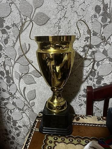 Kubok böyükdür 80 manata alınıb Qızılı kubok – dekorativ mükafat -