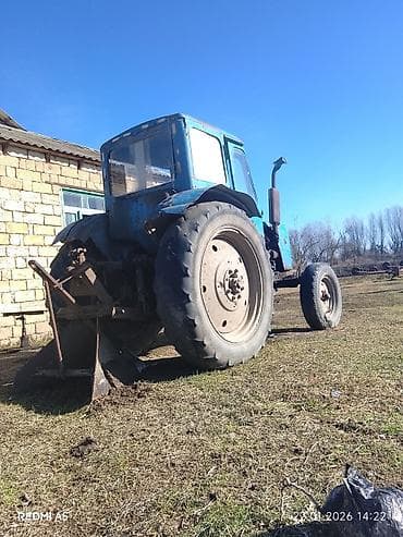 ural masin: Mavi rəngli təkərli traktor - Kabinli, qabaq və arxa işıqlarla - — 4