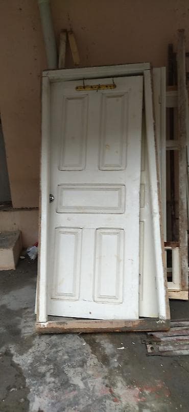 Çox sayda taxta ayna, qapı var. Hamısı 50manat