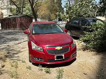 Nəqliyyat: Chevrolet Cruze sedan – qırmızı rəngdə, şəhər və tras üçün universal — 4