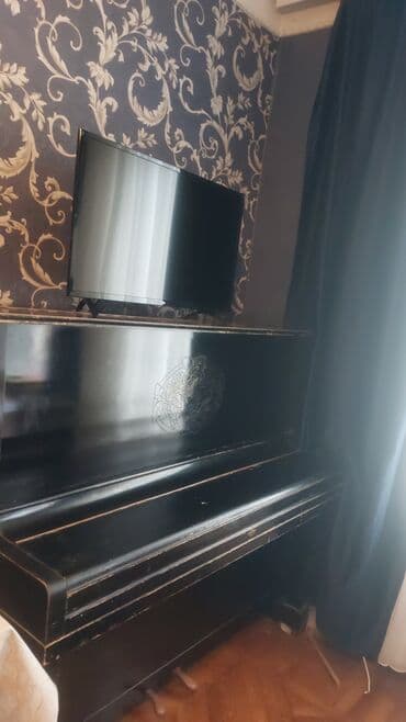 forte piyanino: Upright piano – klassik qara rəngdə, korpusu üzərində dekorativ — 1