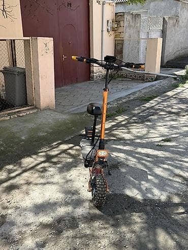 Elektrik skuter – off-road təkərlər və oturacaqla - Model üzərində