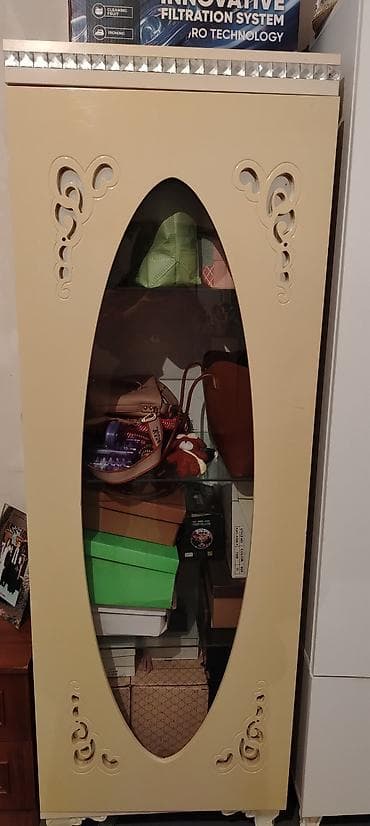 Şüşəli dolab vitrini