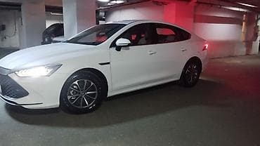 BYD Qin Plus DM-i sedan - Kuzov: ağ rəngli 4 qapılı sedan