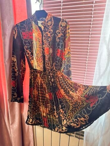 qadın ucun donlar: Qadın paltarı – uzunqol, boğazı balaca stendlidir. Qara əsas fon — 2