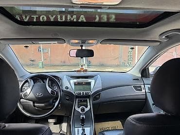 Hyundai Elantra sedan – ağ rəngdə, aerodinamik kuzov və LED ön/arka — 8