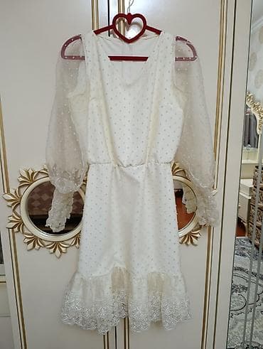 Ağ rəngdə zərif qadın donu - Model: dizüstü uzunluqda, A-kəsim siluet