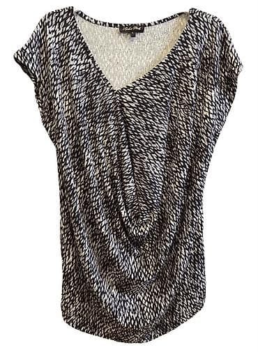 Qadın bluzu – qara-ağ naxışlı, V-yaxalı, qısa qollu (cap sleeve) — 4