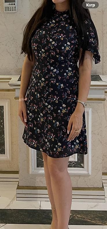 Qısa qollu çiçək naxışlı qadın paltarı - Rəng: tünd (qara) fon — 1