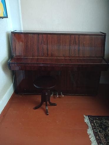 pianino belarus: Upright pianino – klassik dizayn, qəhvəyi ağac kaplamalı korpus. - — 1