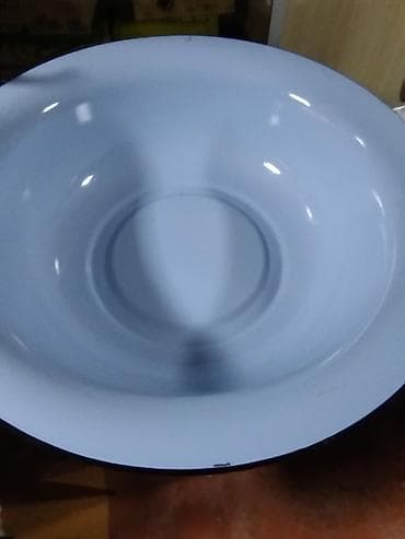 qoz qabı: Ağ-boz rəngli emal örtüklü iri leğən (metaldan). Dairəvi formadadır — 1