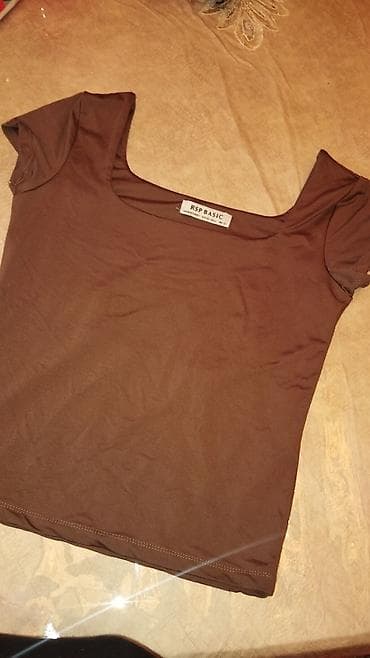 Materialı polyesterdi. L razmerdir. sinə ve bel hissəsi biraz açıqdır