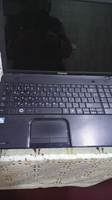 Modemlər və şəbəkə avadanlıqları: Toshiba noutbuk – Satellite seriyası - Ekran: təxminən 15.6" parlaq — 3