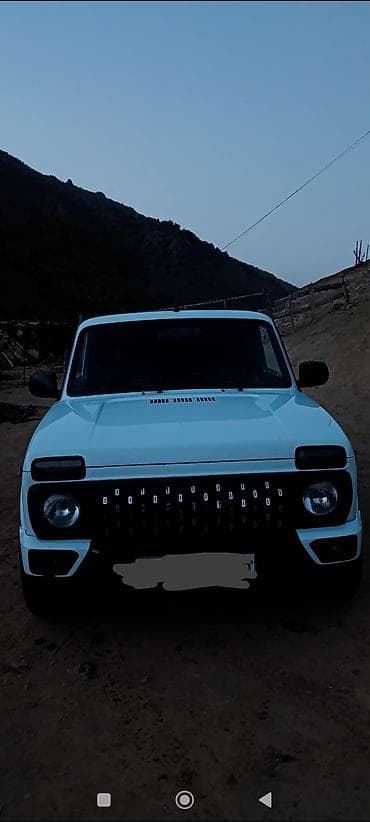 Lada Niva Urban – ağ rəngli, 3 qapılı ofroud/SUV. Maşin bes kraskadı