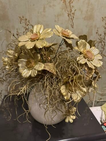 ad günü şamlari: Dekorativ gül dəstəsi, qızılı rəngli süni çiçəklərdən və qıvrım — 2