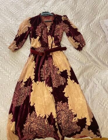 женское платье из вельвета: Velur parçadan hazırlanmış, qadsın maxi ölçülü geyim. Bordo və bej — 1