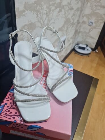 Toy paltarları və aksesuarları: Məhsul: Qadın sandal kolleksiyası Ağ sandal: - Rəng: Ağ - Dizayn — 3