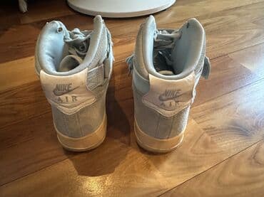 Nike Air Force 1 High, boz rəng palitrası ilə. Xüsusiyyətlər: -