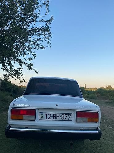 maşin satisi: VAZ 2107 “Jiquli” – sedan, ağ rəng.⁸ - Kuzov: 4 qapı, klassik künclü — 5