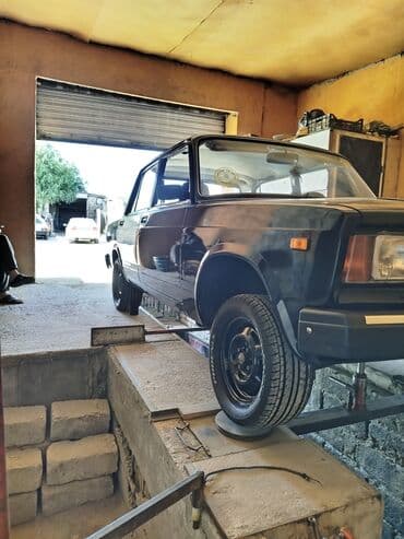 Ön hissəsində iki əlavə HELLA fənəri olan qara rəngli Lada 2107 sedan — 14