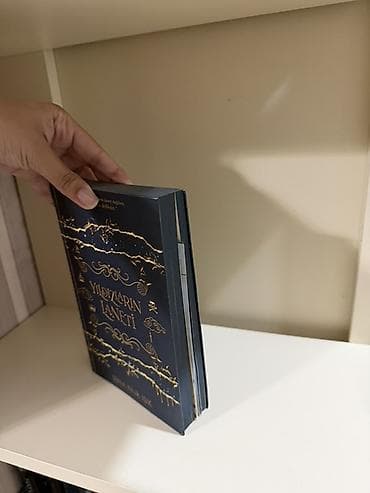 dollar buketi: Məhsul: Kitab – “Yıldızların Laneti” Müəllif: Sena Nur Işık Dil: Türk — 2