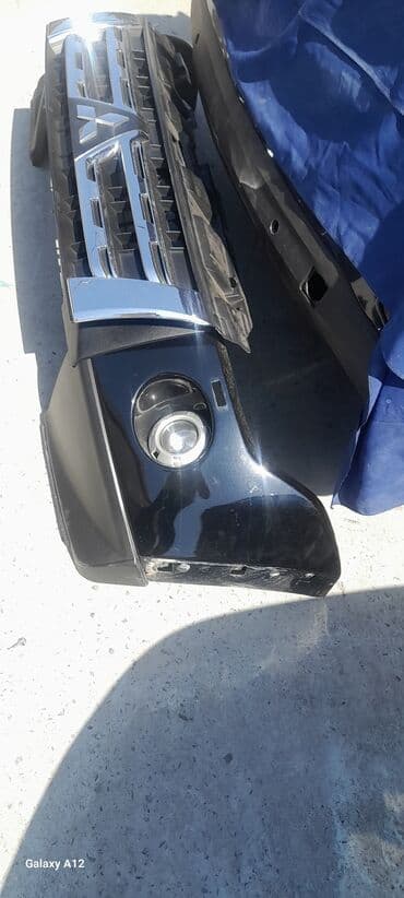 barmaqliq: Ön bamper qara rəngdədir və parıldayan xrom barmaqlıq elementləri ilə — 1