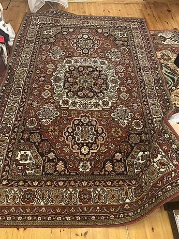 xalca naxışları: Xalça – klassik şərq naxışlı, qırmızı-qəhvəyi fonlu - Ölçü: təxmini — 1