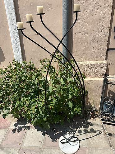 Dekorativ döşəmə şamdanı - Material: qara rəngli metal korpus, möhkəm