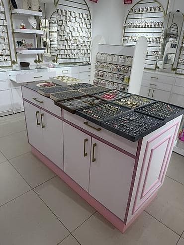 podium boutique: Mağaza üçün vitrin adası – iki hissəli, şüşə vitrin üstlü, saxlama — 1