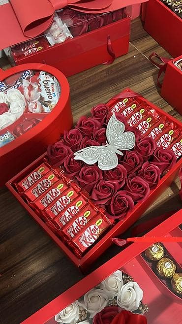 hediyyeler instagram: Qırmızı qutuda şokolad və güllərdən ibarət hədiyyə seti - Dəbdəbəli — 1