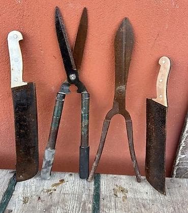 Bağ alətləri dəsti satılır. Tərkib: - 2 ədəd kol‑kəsən qayçı (biri