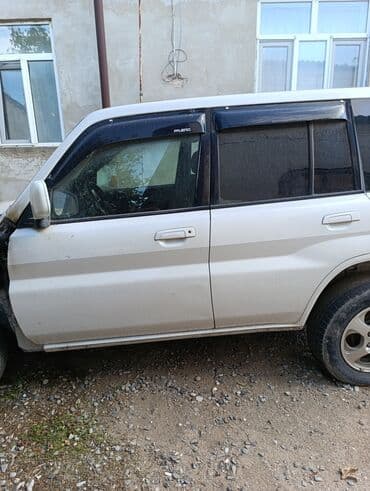 запчасти на паджеро 2: Mitsubishi Pajero IO – ağ rəngli, 5 qapılı kompakt SUV Xüsusiyyətlər — 1