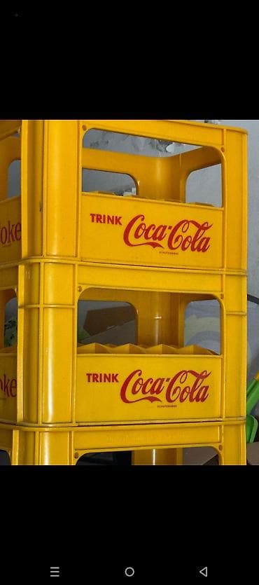 Məhsul: Sarı “Coca‑Cola” içki yeşikləri Təsvir: - Brend yazısı