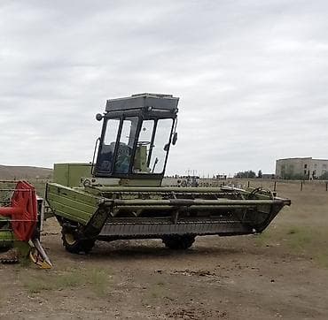 tək təkər: Özünəgəzən biçən-kombayn (swather/windrower) – yaşıl rəngli, kabinəli — 1