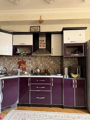 real qiz sekilleri: Bənövşəyi və ağ rənglərdə olan bu künc mətbəx dolabı dəsti müasir — 1