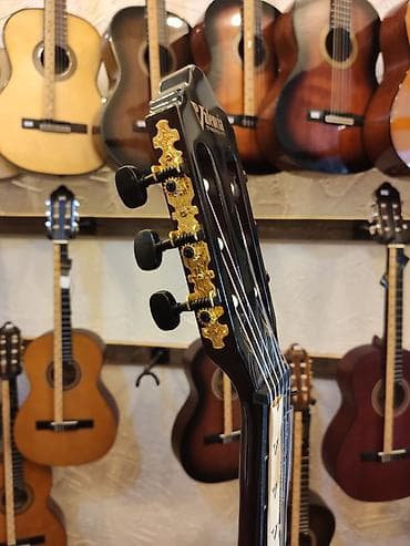 gitara simləri: Klassik gitara Model:Valencia VC263CSB Simlərin sayı: 6 Üst:Sitka — 3