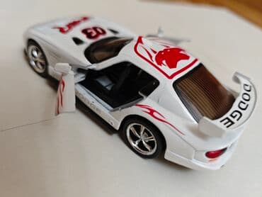 1 43 modelka: Ağ rəngli diecast "Dodge Viper" modeli, qırmızı ilan emblemi və — 4