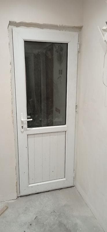 plastik setka qapi: PVC qapı – şüşəli üst panel, panelli alt hissə - Material: ağ PVC — 1