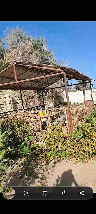 a frame ev satılır: Satılır: həyət evi və bağ sahəsi - Tikinti: daş divarlı, metal qapı; — 4