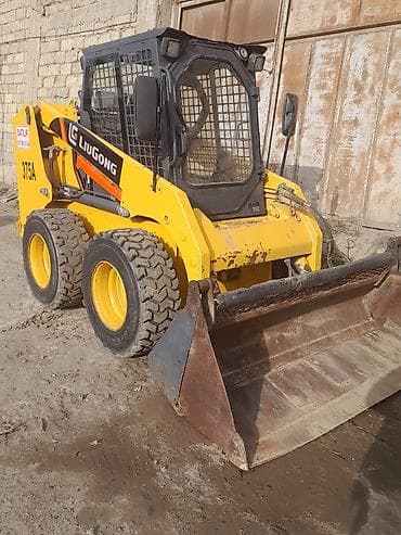 a klas makasin: Liugong 375A mini yükləyici (skid-steer) Xüsusiyyətlər: - Model — 1