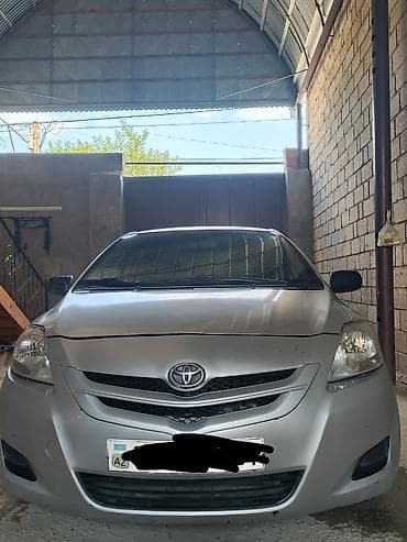 audi a6 2000: Toyota Yaris: 1.3 l | 2008 il Sedan — 1