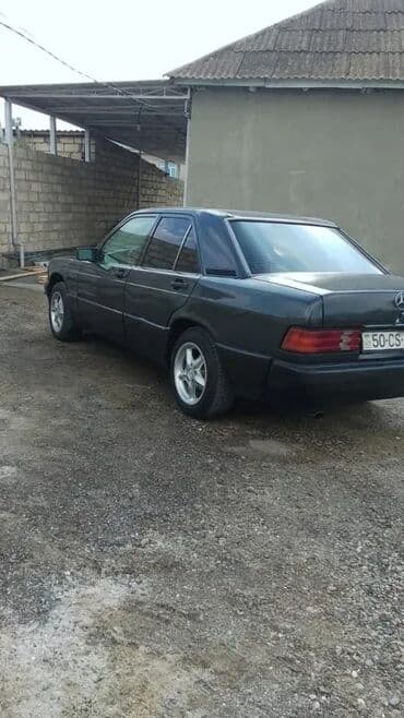 7 yerlik avtomobillər: Mercedes-Benz sedan - Korpus: qara rəng, klassik W201/W124 üslubunda — 2
