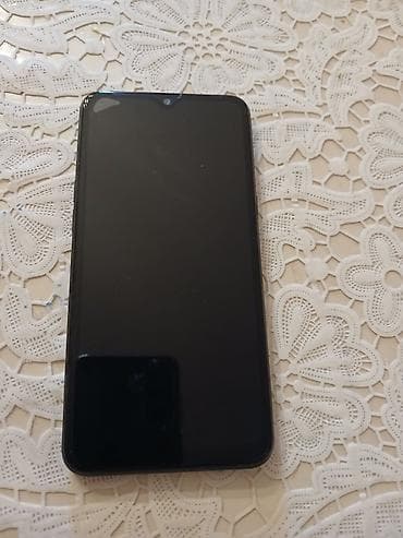 Smartfon – tam ekranlı, damla formalı ön kamera çıxıntısı olan model