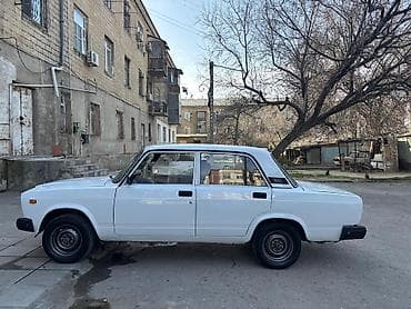aftamabilər: VAZ 2107 sedan – klassik ağ rəngdə, 4 qapılı kuzov. Texniki — 5