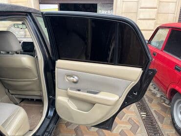 c klass mersedes: Nissan Tiida: 1.8 l | 2007 il Sedan — 11